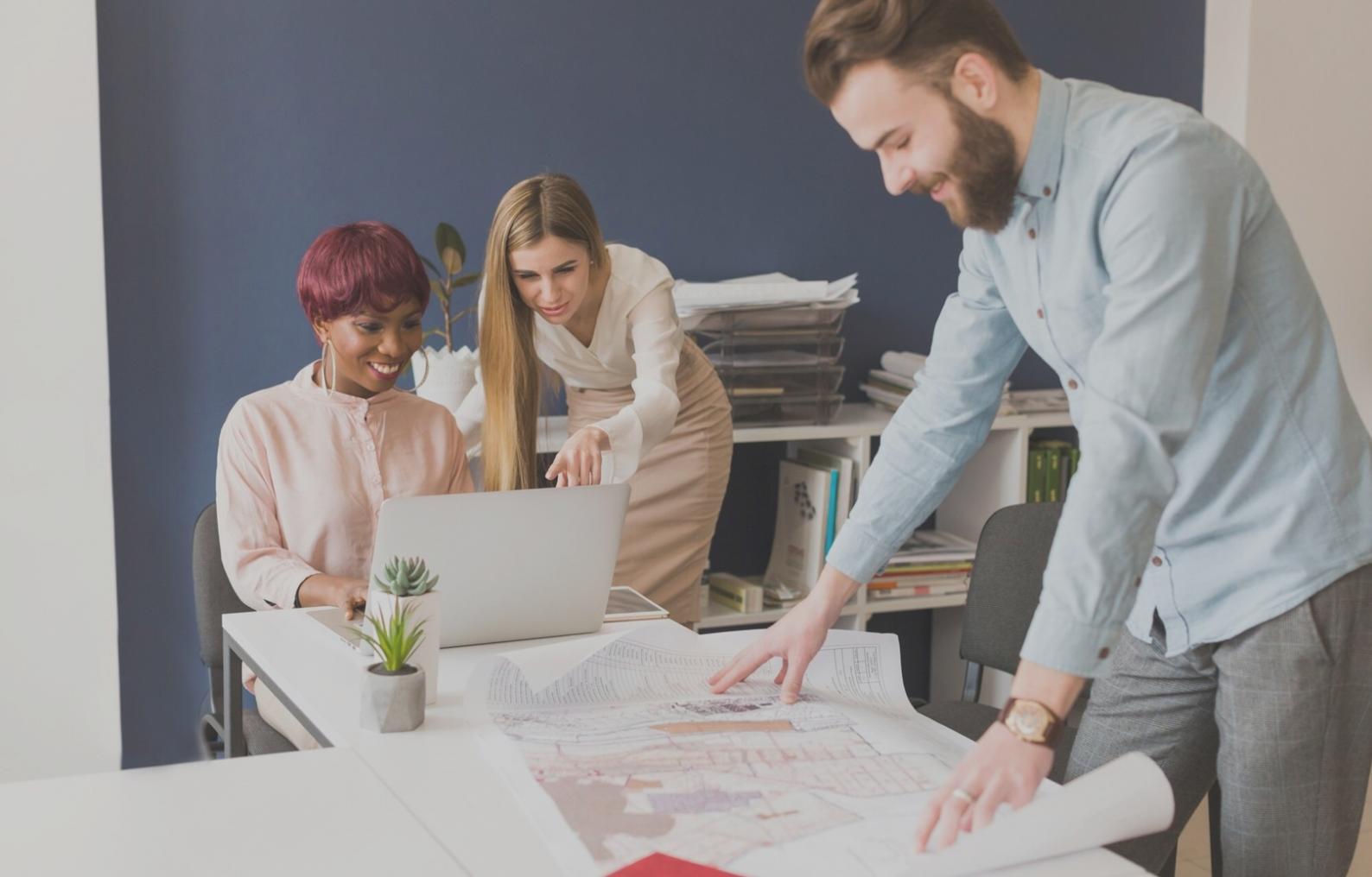 Espacio de trabajo colaborativo con emprendedores analizando estrategias