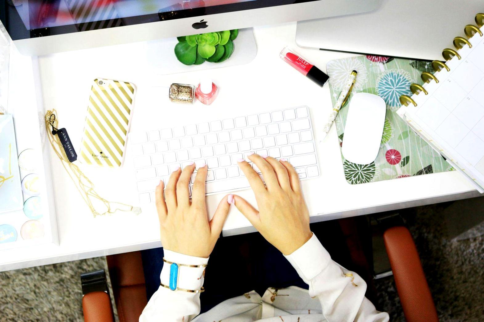 Persona trabajando en estrategias financieras en un espacio de coworking moderno