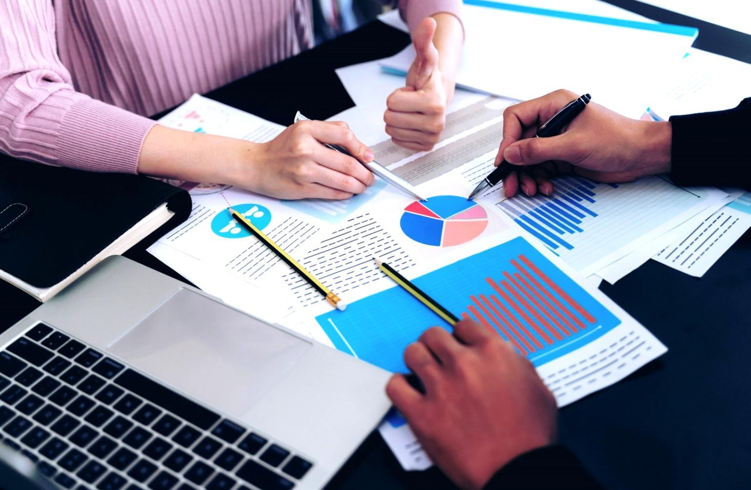 Entorno profesional de formación con documentación financiera real